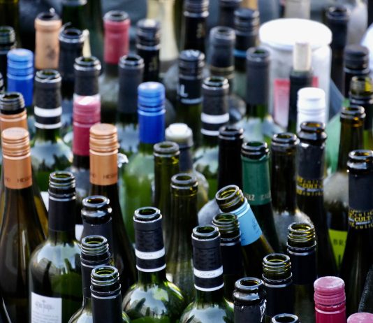Eppendorfer Landstraßenfest: Zwischen Crémant und Chaos Viele leere Glasflaschen von Sekt und Wein. Dies ist ein Symbolbild für das Eppendorfer Landstraßenfest.