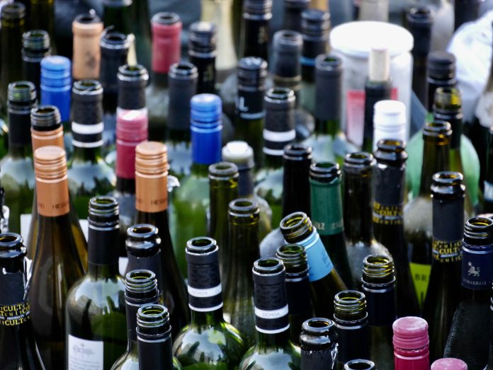 Viele leere Glasflaschen von Sekt und Wein. Dies ist ein Symbolbild für das Eppendorfer Landstraßenfest.