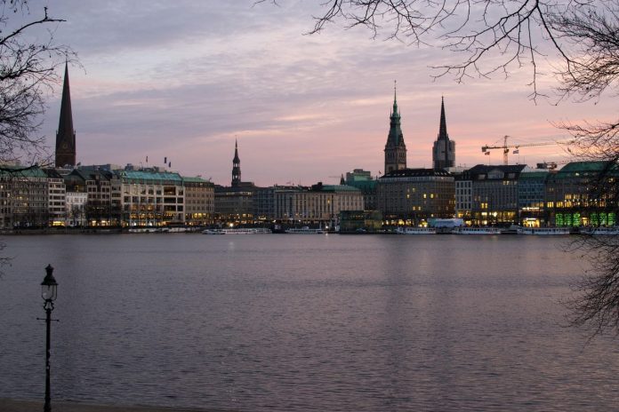 Jungfernstieg Ein Bild vom Jungfernstieg.