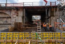 Schon wieder Ärger mit der Sternbrücke Bauarbeiten an der Sternbrücke verzögern sich um zwei Wochen. Bauarbeiter, die auf Gerüsten stehen.