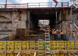 Schon wieder Ärger mit der Sternbrücke Bauarbeiten an der Sternbrücke verzögern sich um zwei Wochen. Bauarbeiter, die auf Gerüsten stehen.