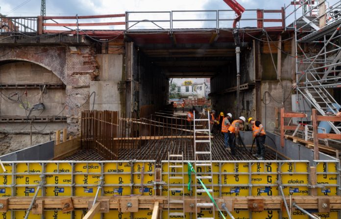 Bauarbeiten an der Sternbrücke verzögern sich um zwei Wochen. Bauarbeiter, die auf Gerüsten stehen.