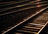 Nach mutmaßlichem Brandanschlag: Zugverkehr läuft wieder Gleise im Gegenlicht. Schotteroberbau mit Holzschwellen.
