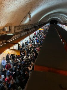 Unzählige Menschen warten darauf in eine U-Bahn einzusteigen.