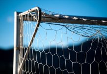 Wenn die WM zum Risiko wird Auf dem Bild sieht man ein Fußballtor. Im Hintergrund erkennt man einen dunkelblauen Himmel.