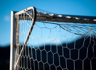 Wenn die WM zum Risiko wird Auf dem Bild sieht man ein Fußballtor. Im Hintergrund erkennt man einen dunkelblauen Himmel.