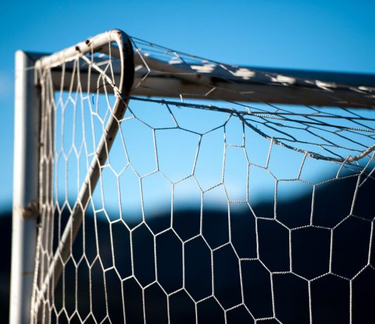 Wenn die WM zum Risiko wird Auf dem Bild sieht man ein Fußballtor. Im Hintergrund erkennt man einen dunkelblauen Himmel.