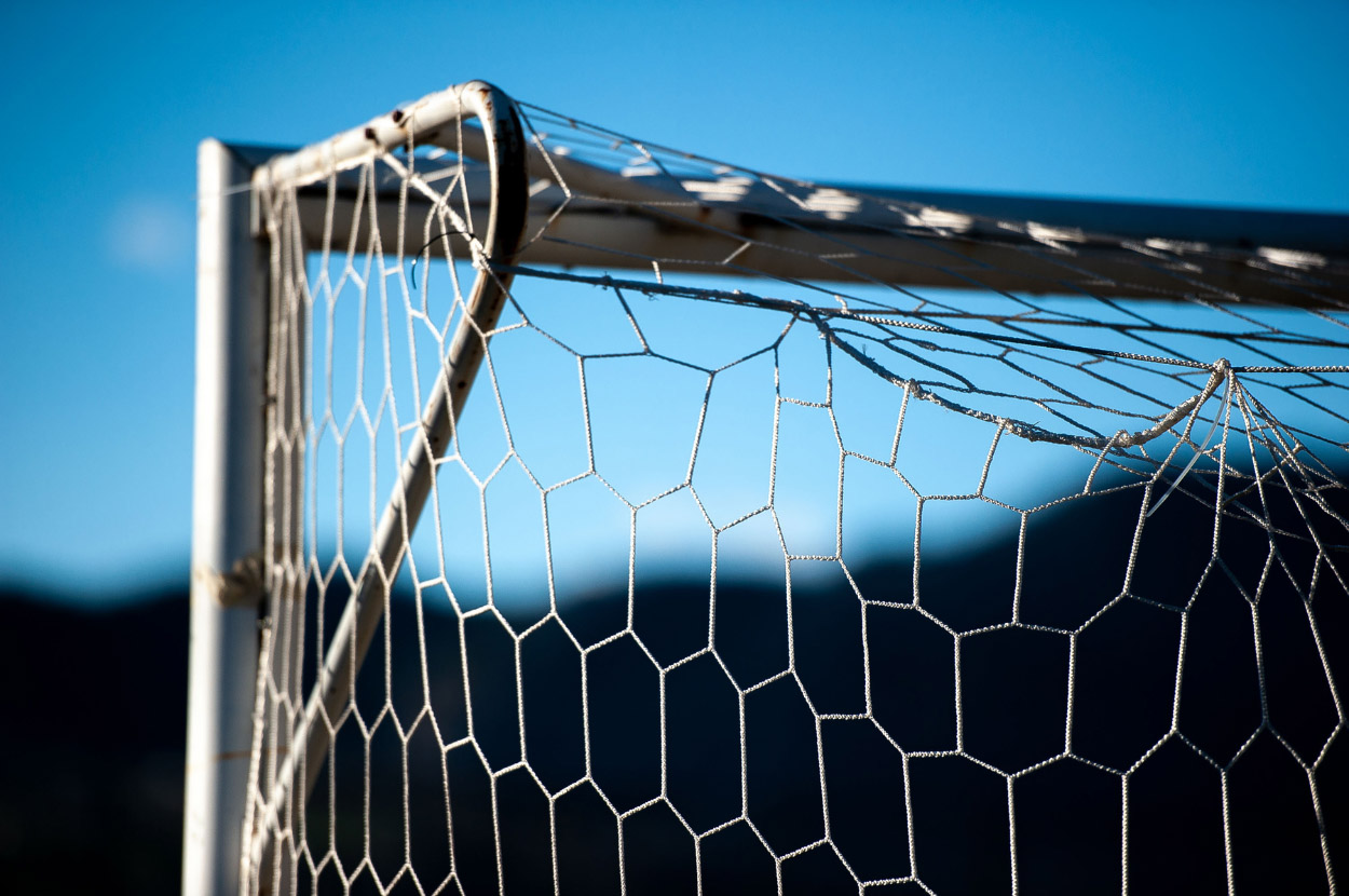 Tor Auf dem Bild sieht man ein Fußballtor. Im Hintergrund erkennt man einen dunkelblauen Himmel.