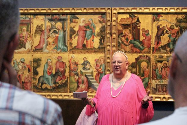Didine van der Platenvlotbrug ist Dragqueen und steht vor einem Gem&auml;lde in der Hamburger Kunsthalle.