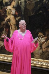 Didine van der Platenvlotbrug ist Dragqueen und engagiert sich in queerer Kulturarbeit in Hamburg.