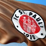 Kiezkicker gewinnen erstes Testspiel FC St. Pauli Flagge.