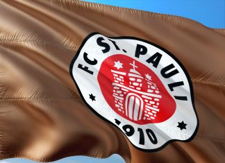 Kiezkicker gewinnen erstes Testspiel FC St. Pauli Flagge.