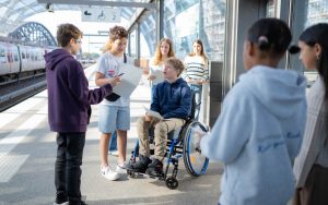 Schulkinder bei der hvv-ralye stehen am Bahnsteig.