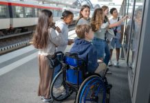 Warum gerade viele Schulkinder mit den Öffis unterwegs sind Kinder bei der hvv-rallye schauen auf einen Fahrplan.