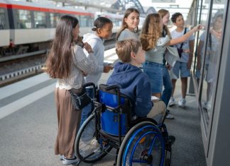 Warum gerade viele Schulkinder mit den Öffis unterwegs sind Kinder bei der hvv-rallye schauen auf einen Fahrplan.