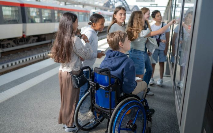 Kinder bei der hvv-rallye schauen auf einen Fahrplan.