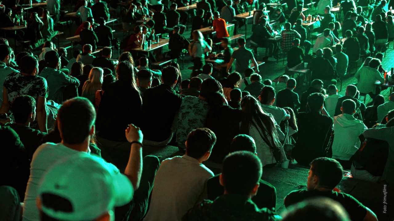 Foto: frimusfilms - 1 Public Viewing Symbolbild. Foto: frimusfilms/canva