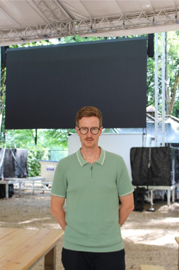 Bild von Sprecher des Landhaus Walter vor einer LED-Leinwand.