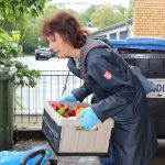 Nina trägt Obstkiste
