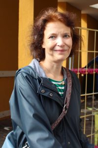 Auf dem Foto erkennt man Nina, sie lächelt in die Kamera.
