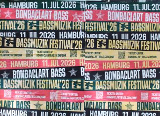 Hamburger Kollektiv gründet „Bassmuzik Festival“ Buntes Promo-Poster mit Aufschrift „Bassmuzik Festival – 11. Juli 2026" und „Bombaclart Bass“ in grün, schwarz, gelb und rot.