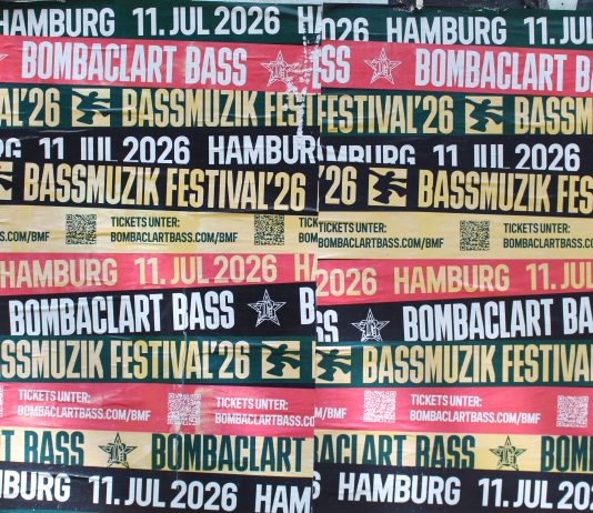 Hamburger Kollektiv gründet „Bassmuzik Festival“ Buntes Promo-Poster mit Aufschrift „Bassmuzik Festival – 11. Juli 2026" und „Bombaclart Bass“ in grün, schwarz, gelb und rot.