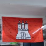 Auf der Flagge durften alle Teilnehmende beim letzten Wettbewerb unterschreiben. Foto: Mia Wietkamp