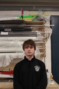Vorstandsvorsitzender Kenneth Grosse in der Werkstatt von Neues Fliegen.