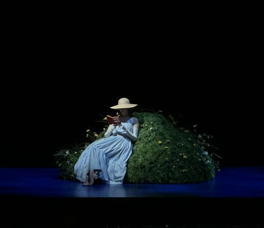 Alice tanzt sich durch das Wunderland Anfangsszene Ballett "Wunderland"