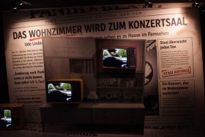 Panik City Ausstellung – Lindenbergs DDR-Geschichte auf Röhrenfernsehern