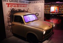 Ausstellung „Panik City”: „Hier geht’s mehr um den Entertainmentfaktor” Panik City Ausstellung – Ein goldener Trabi, der dem Auto nachempfunden ist, dass Udo geschenkt bekam.