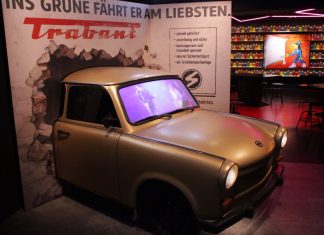 Ausstellung „Panik City”: „Hier geht’s mehr um den Entertainmentfaktor” Panik City Ausstellung – Ein goldener Trabi, der dem Auto nachempfunden ist, dass Udo geschenkt bekam.