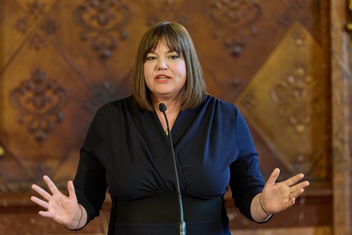 Katharina Fegebank Die zweite Bürgermeisterin Katharina Fegebank steht hinter einem Mikrofon und hält gestikulierend eine Rede.