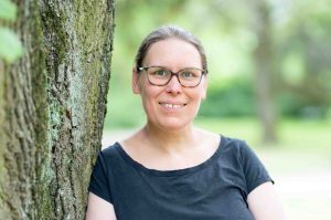 Auf dem Bild sieht man Katrin Meyer, sie lächelt in die Kamera.