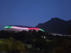 Das Estadio Monterrey erstrahlt bei Nacht in den Nationalfarben Grün, Weiß, Rot.