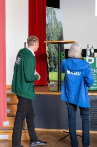 Zwei Menschen stehen nebeneinander, der Vorstandsvorsitzende vom Verein „Pro Niendorfer Gehege" Axel Thiemann und Irm Hermans-Borgmeyer vom Nabu.