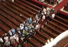 Wenn die Orgel verstummt: Evakuierung des Michels Menschen stellen sich im MIttelgang des Michels in einer Reihe an.