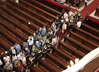 Wenn die Orgel verstummt: Evakuierung des Michels Menschen stellen sich im MIttelgang des Michels in einer Reihe an.