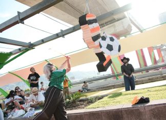 WM in Mexiko: Schießt das Land seine Notstände ins Rampenlicht? Eine Frau schlägt mit einem Stock auf eine Pinata, die aus einem Papp-Fußballspieler besteht, ein.