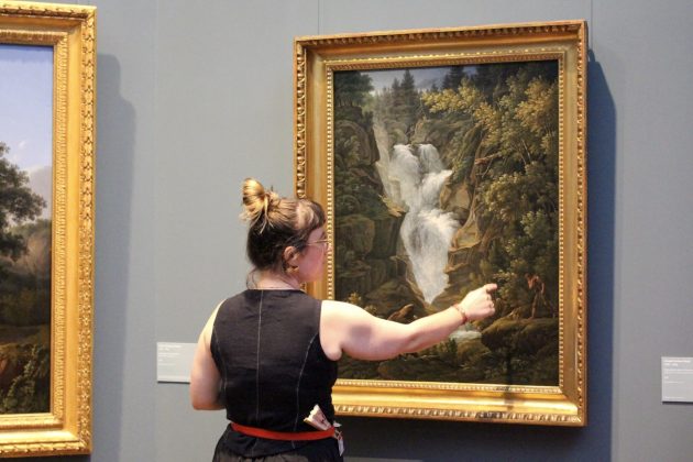 Lena Pickenbrock ist Kunstvermittlerin und steht vor einem Gem&auml;lde der Hamburger Kunsthalle.