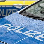 Diebe fahren mit Auto ins Juweliergeschäft Nahaufnahme von zwei Polizeiwagen. Blaue Lackierung mit "Polizei"-Schriftzug auf der Motorhaube. Symbolbild für die eine Nachrichtenmeldung: Diebe knacken einen Juwelier mit dem Auto