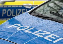 Diebe fahren mit Auto ins Juweliergeschäft Nahaufnahme von zwei Polizeiwagen. Blaue Lackierung mit "Polizei"-Schriftzug auf der Motorhaube. Symbolbild für die eine Nachrichtenmeldung: Diebe knacken einen Juwelier mit dem Auto