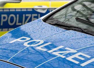 Diebe fahren mit Auto ins Juweliergeschäft Nahaufnahme von zwei Polizeiwagen. Blaue Lackierung mit "Polizei"-Schriftzug auf der Motorhaube. Symbolbild für die eine Nachrichtenmeldung: Diebe knacken einen Juwelier mit dem Auto