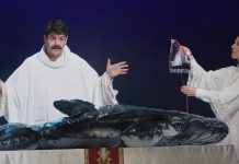 Buckelwal Timmy schwimmt jetzt im Ernst Deutsch Theater Die Darsteller Noah Amiri Tomiak (l) und Anna Krestel stehen während der Aufführung des Theaterstücks um den gestrandeten Buckelwal „Timmy – Die Hope stirbt zuletzt"Foto: Georg Wendt