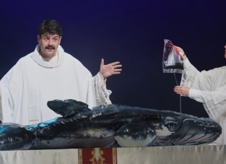 Buckelwal Timmy schwimmt jetzt im Ernst Deutsch Theater Die Darsteller Noah Amiri Tomiak (l) und Anna Krestel stehen während der Aufführung des Theaterstücks um den gestrandeten Buckelwal „Timmy – Die Hope stirbt zuletzt"Foto: Georg Wendt
