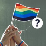 Fußball verbindet? So queerfreundlich ist die Männer-WM Im Vordergund ist eine Regenbogen-Flagge zu sehen. Im Hintergrund ist ein Fußball-Stadion.