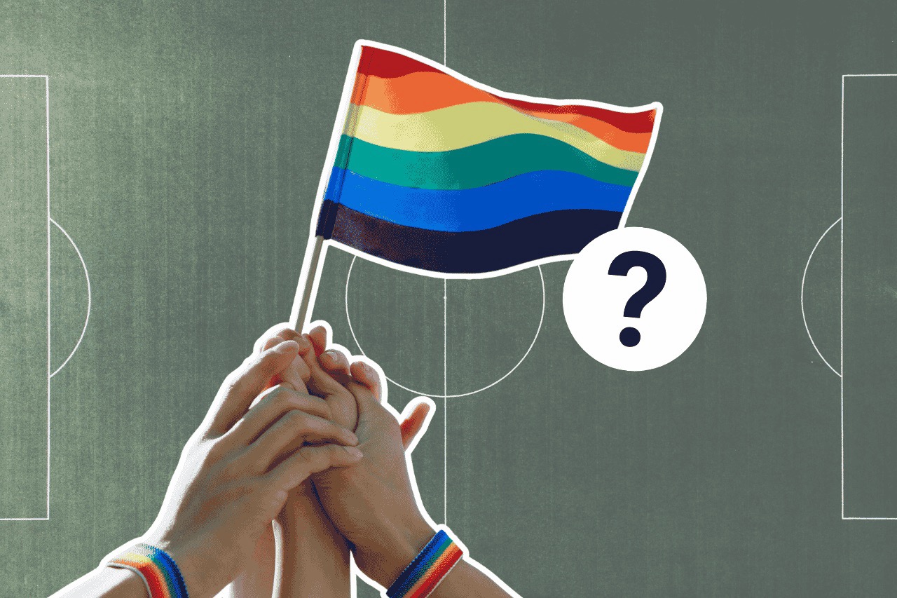 Queerness und Fußball Im Vordergund ist eine Regenbogen-Flagge zu sehen. Im Hintergrund ist ein Fußball-Stadion.