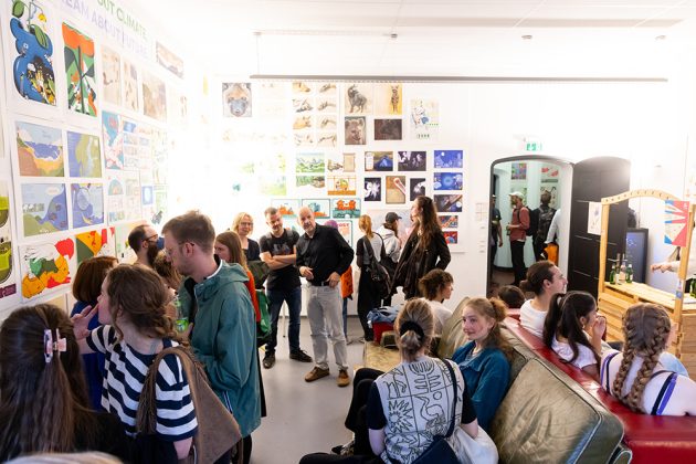 Viele Menschen bei einer Ausstellung.