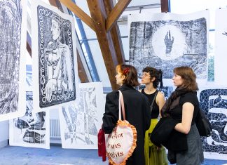 Rundgang Finkenau: Studierende zeigen ihre Semesterarbeiten Drei Frauen gucken sich Kunstwerke an.