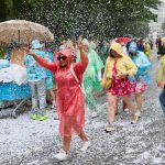 Schlagermove: 200.000 Menschen feiern in farbenfrohen Kostümen Menschen in bunten Kostümen feiern im Regen während des Schlagermove 2026.
